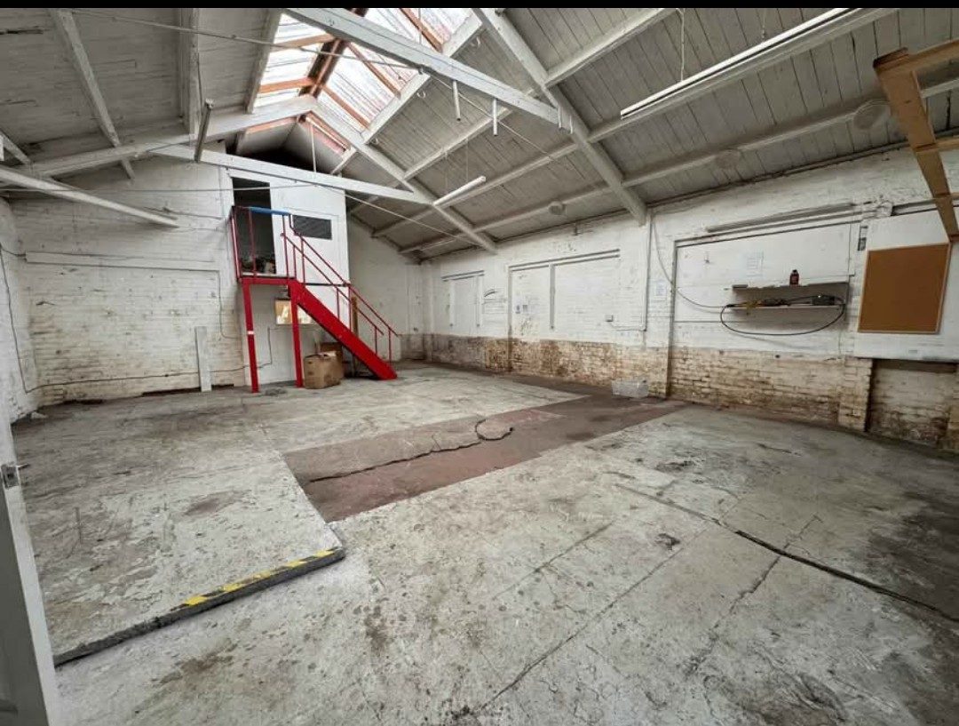 Industrial Unit in Manchester - photo 3