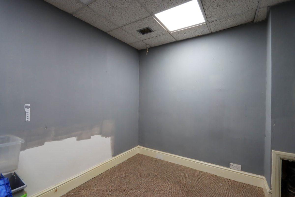 Retail/Shop in Newark - photo 3