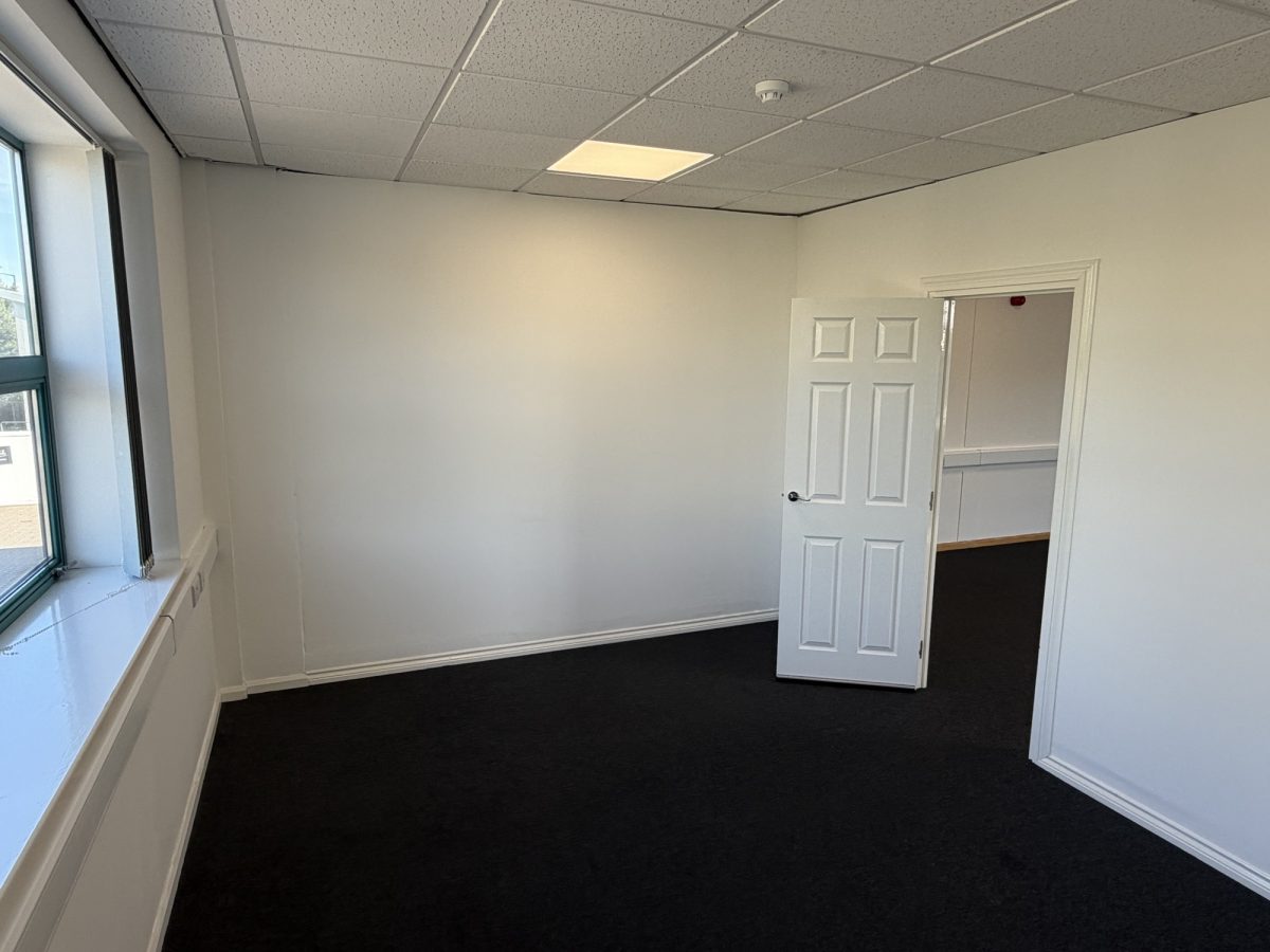 Office in Nuneaton - photo 4