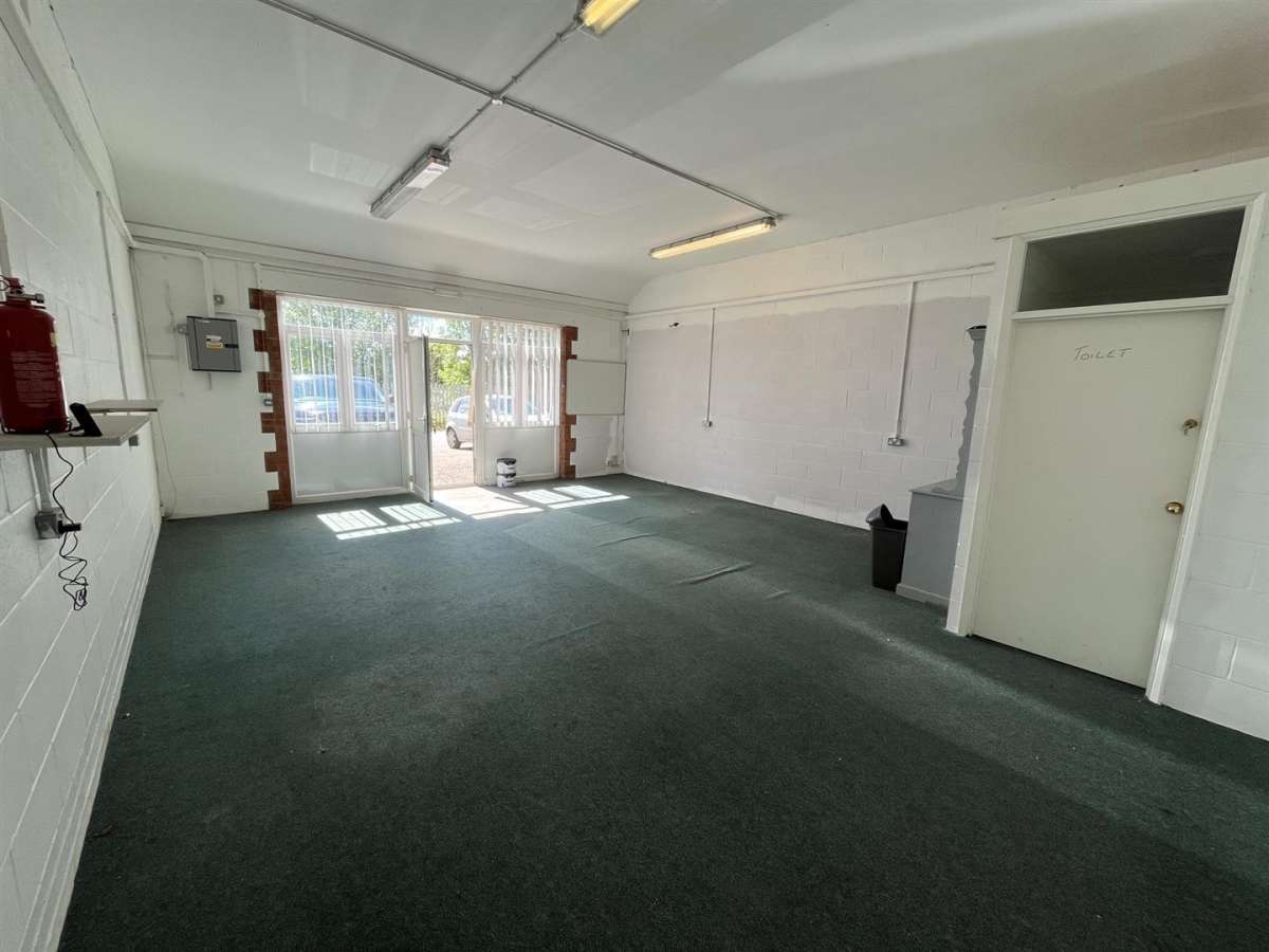 Commercial Property in Oakham - photo 3
