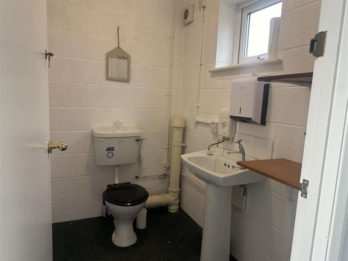 Commercial Property in Oakham - photo 4