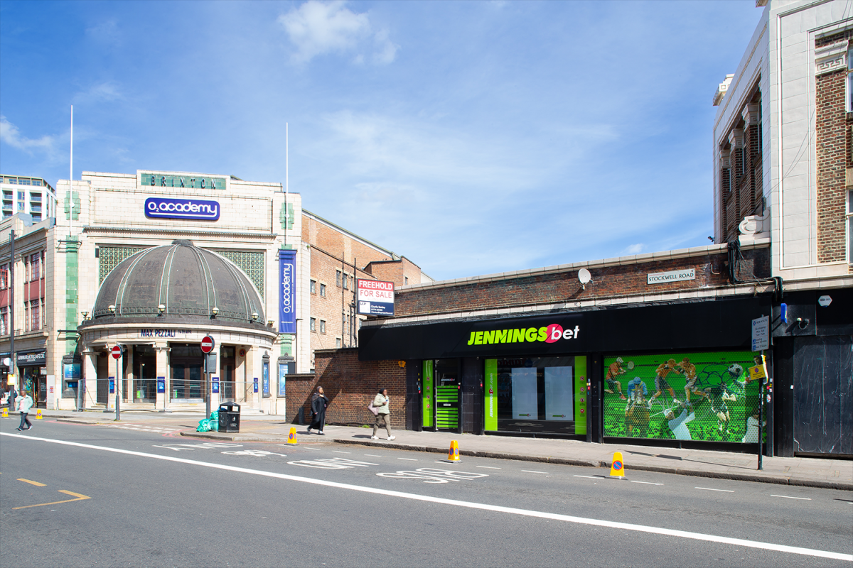 Retail/Shop in London - photo 2