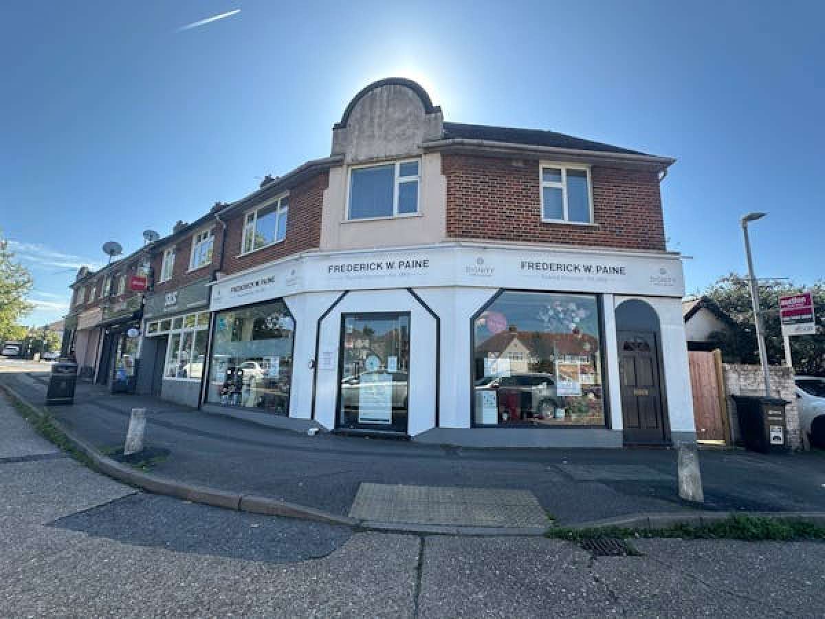 First floor 2 bedroom flat for sale by online auction conditions. in Chessington - photo 2