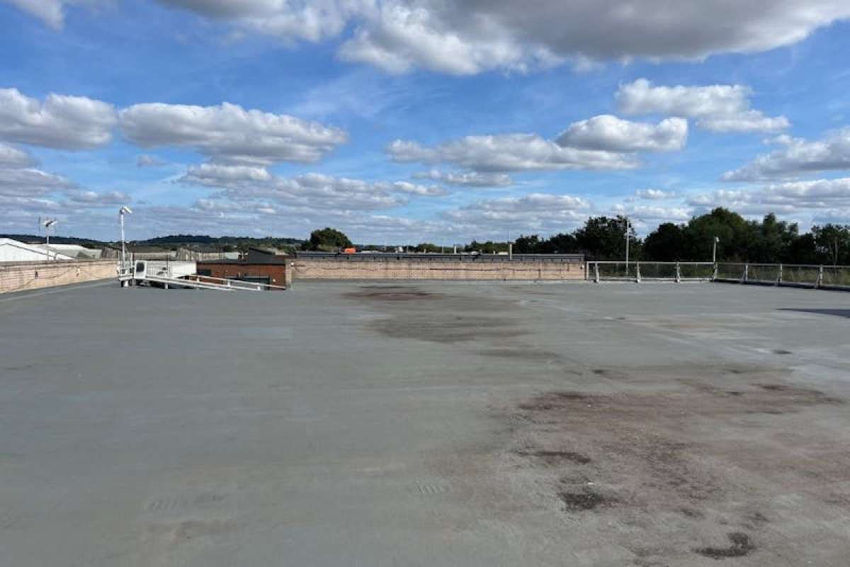 Industrial Unit in Hainault - photo 2