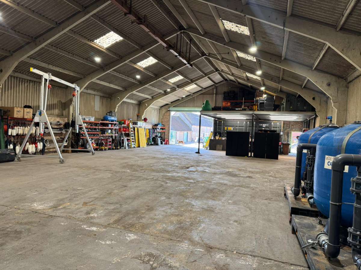 Industrial Unit in Tyringham - photo 2