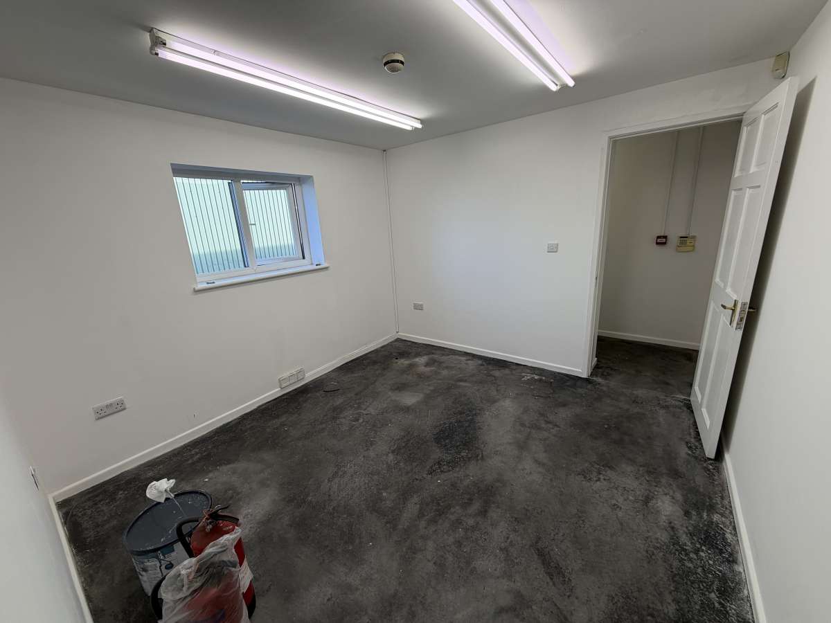 Industrial Unit in Manchester - photo 4