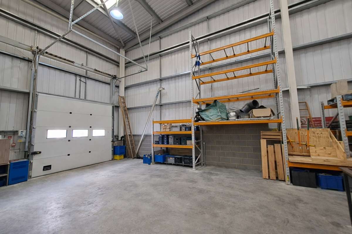 Industrial Unit in Elstree - photo 2