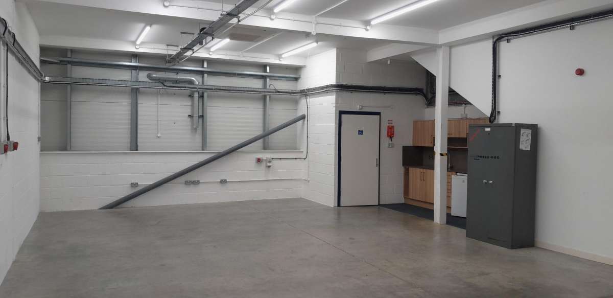 Industrial Unit in Moat Way Orbital Park Sevington - photo 2