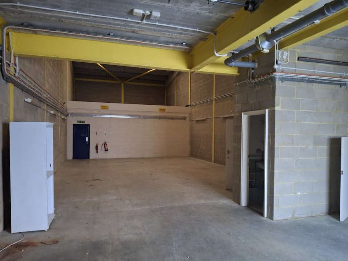 Industrial Unit in Bracknell - photo 2
