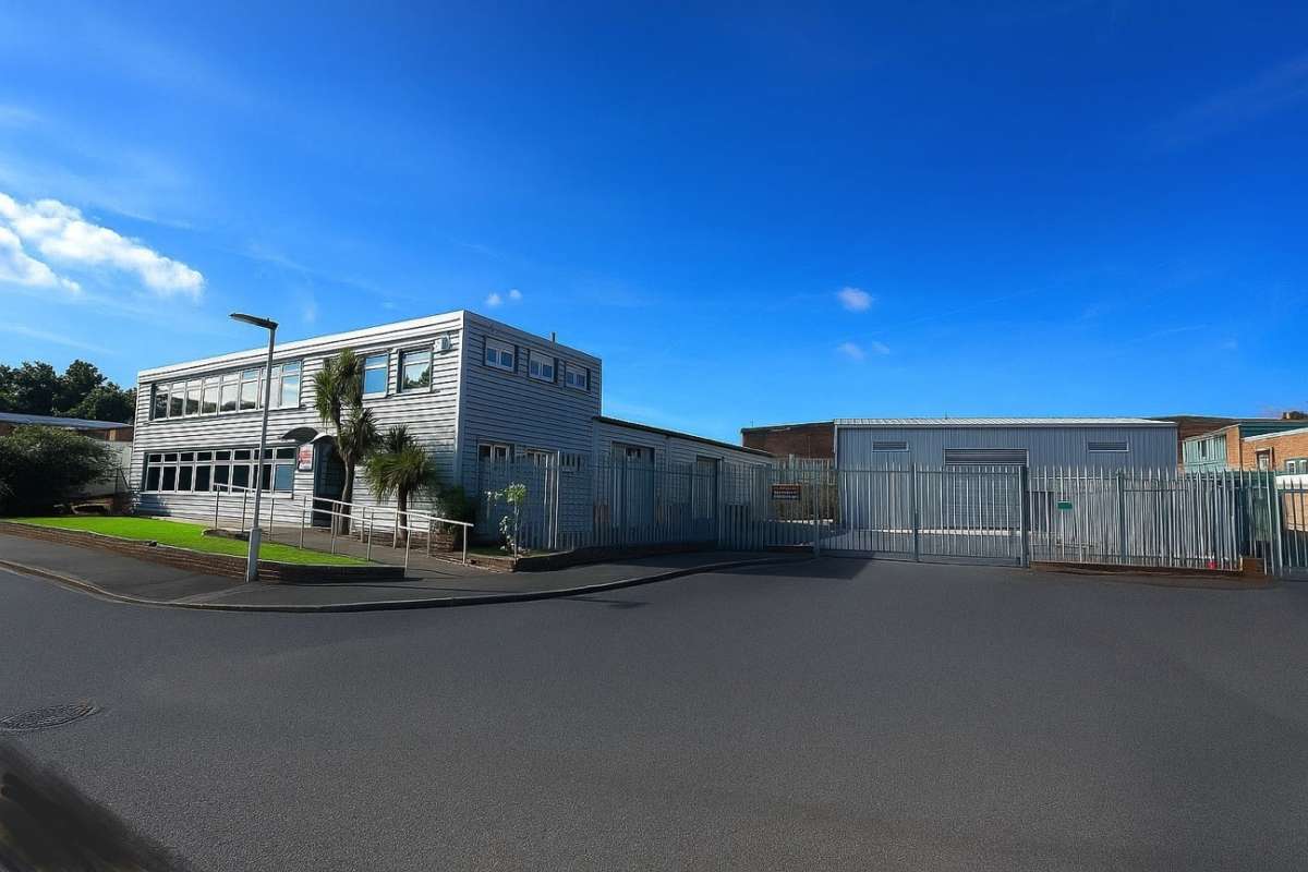 Industrial Unit in East-Grinstead - photo 3