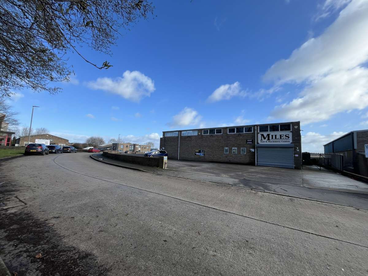 Industrial Unit in Pen Mill Trading Estate - photo 2