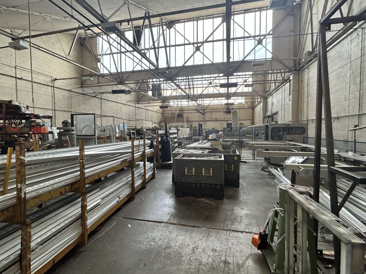 Industrial Unit in Oldham - photo 2