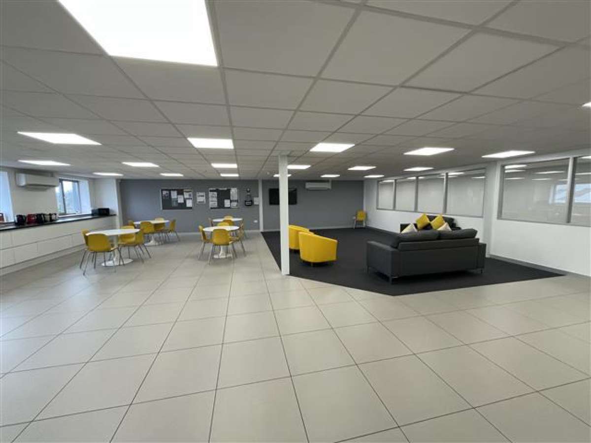 Industrial Unit in Waterlooville - photo 3