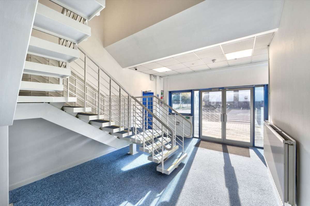 Industrial Unit in West Thurrock - photo 2