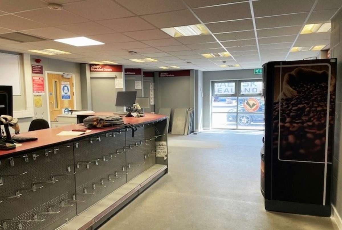 Industrial Unit in West Thurrock - photo 3