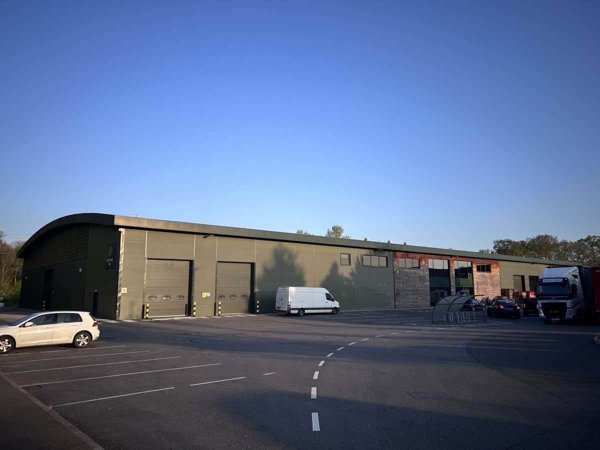 Industrial Unit in Crawley - photo 2