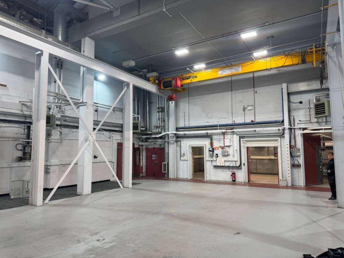 Industrial Unit To Let, Farnborough