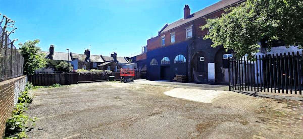 Industrial Unit in London - photo 2