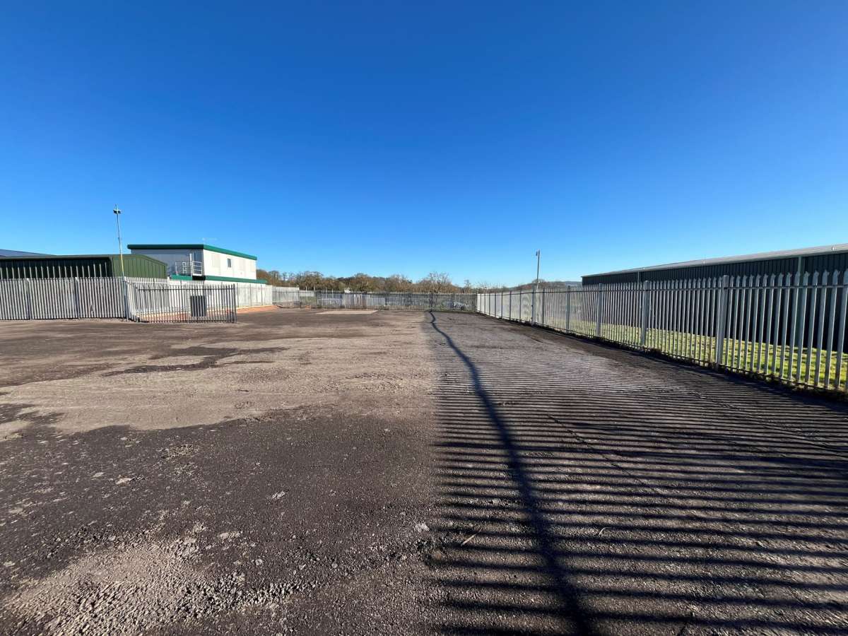 Industrial Unit in Uffculme - photo 2