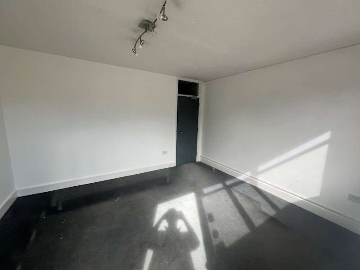 Industrial Unit in Portsmouth - photo 3