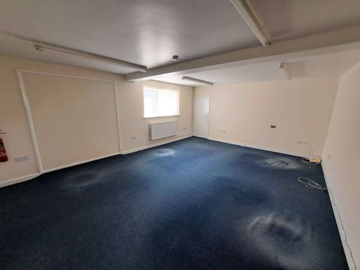 Industrial Unit in Market Harborough - photo 2