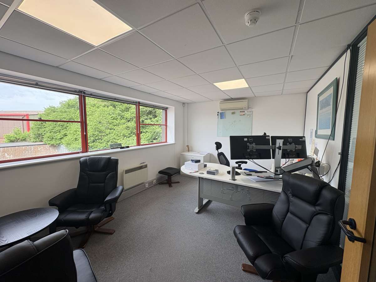Industrial Unit in Petersfield - photo 3