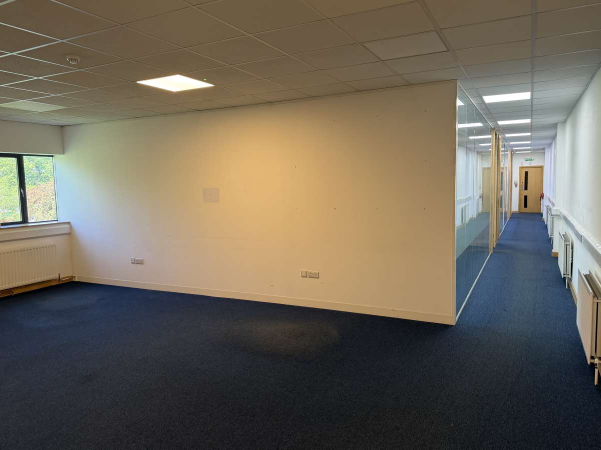 Industrial Unit in Salfords - photo 3