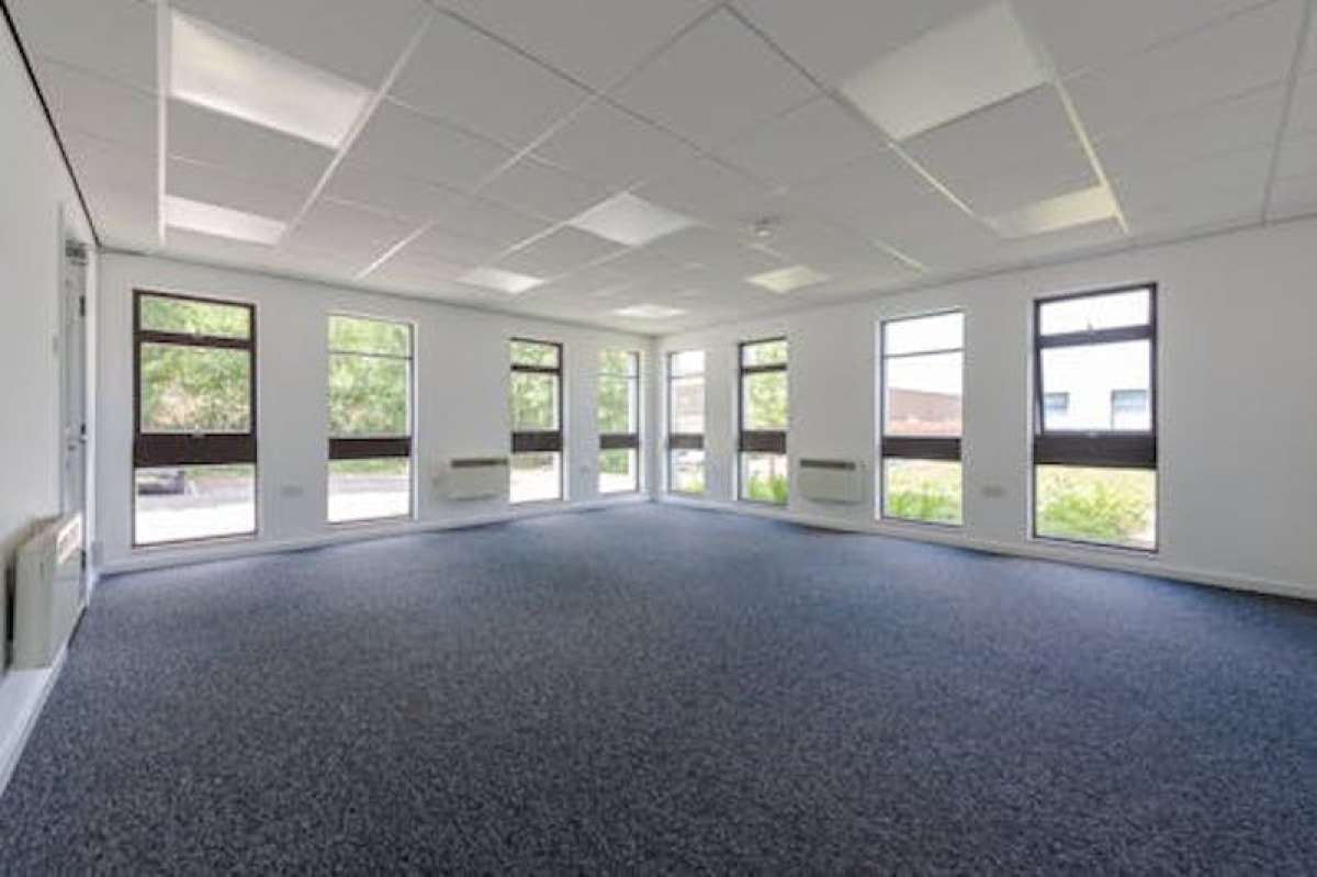 Industrial Unit in Basingstoke - photo 4