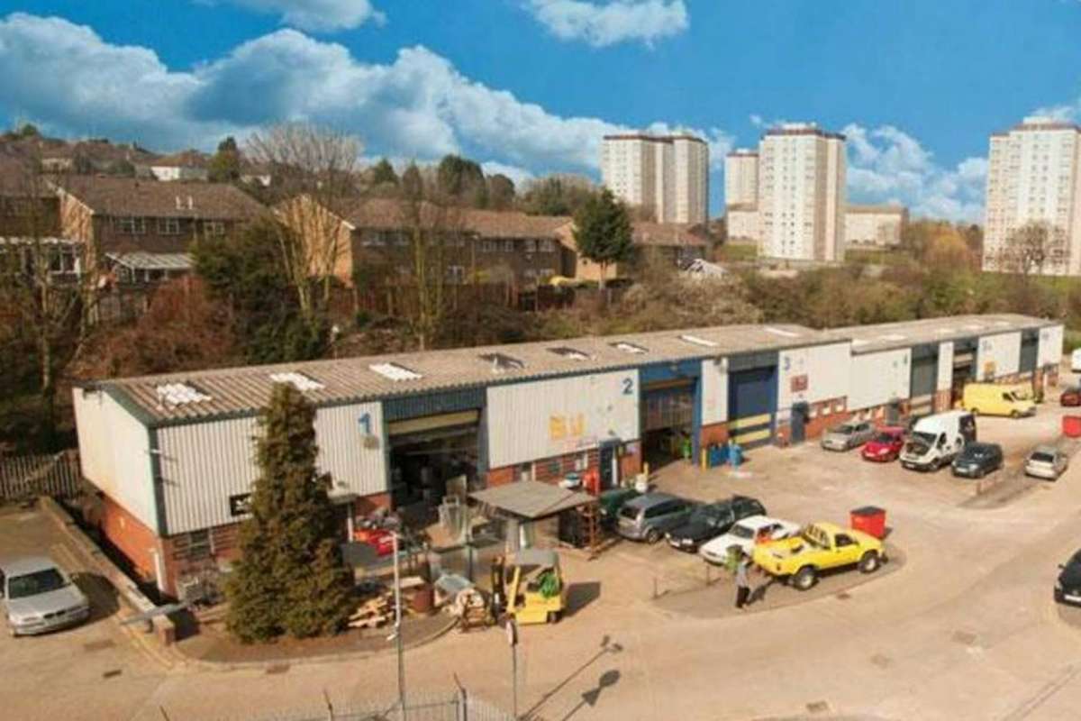Industrial Unit in Northend Trading Estate - photo 2