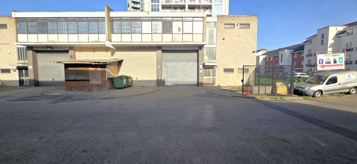 Industrial Unit in London - photo 2