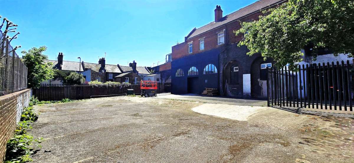 Industrial Unit in London - photo 2