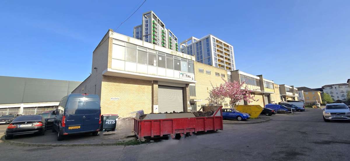 Industrial Unit in London - photo 2