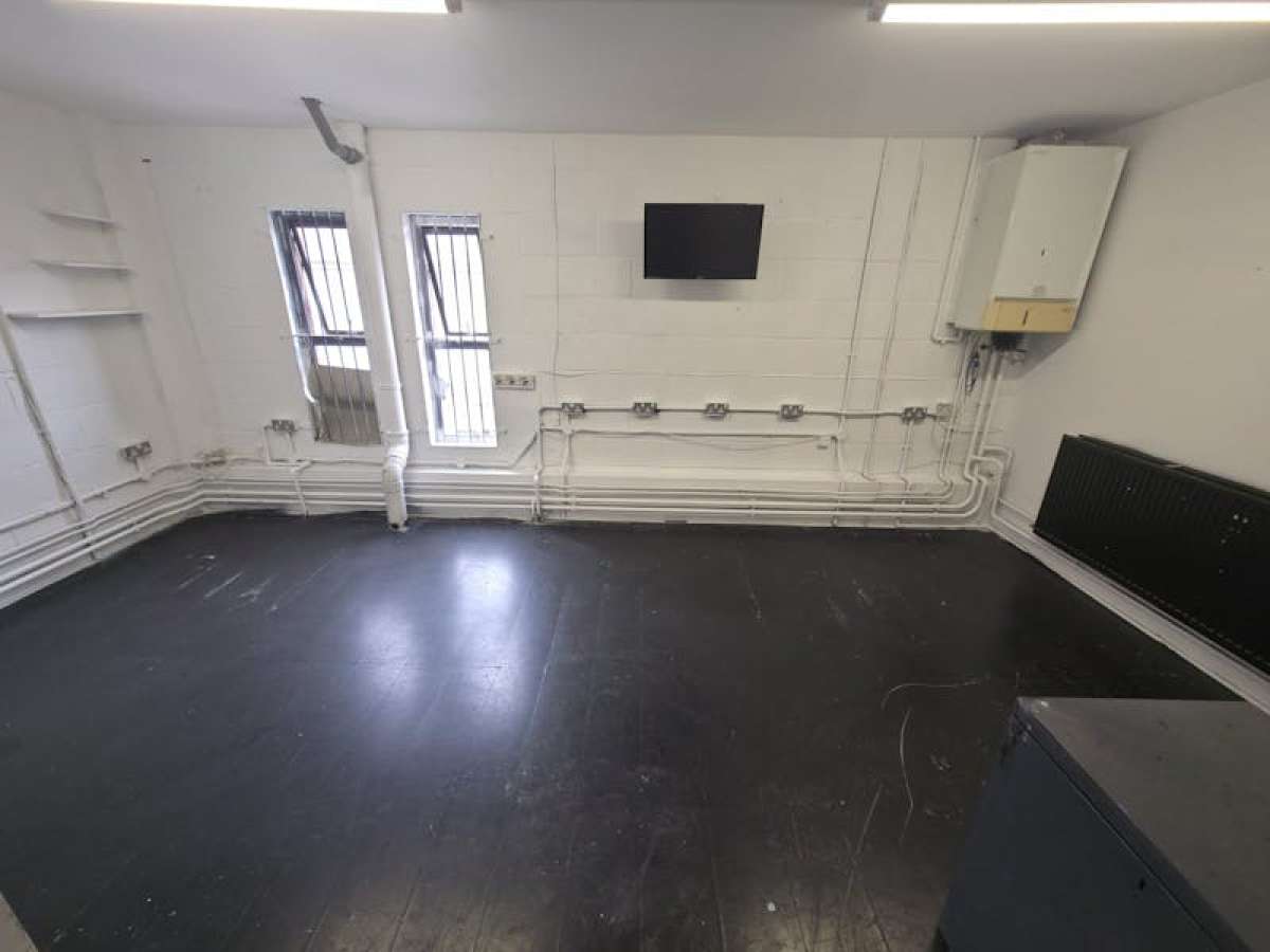 Industrial Unit in Hackney - photo 3