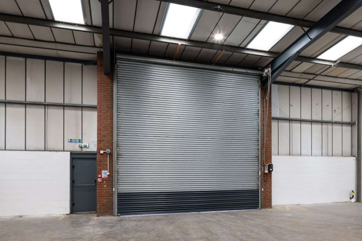 Industrial Unit in Newbury - photo 4