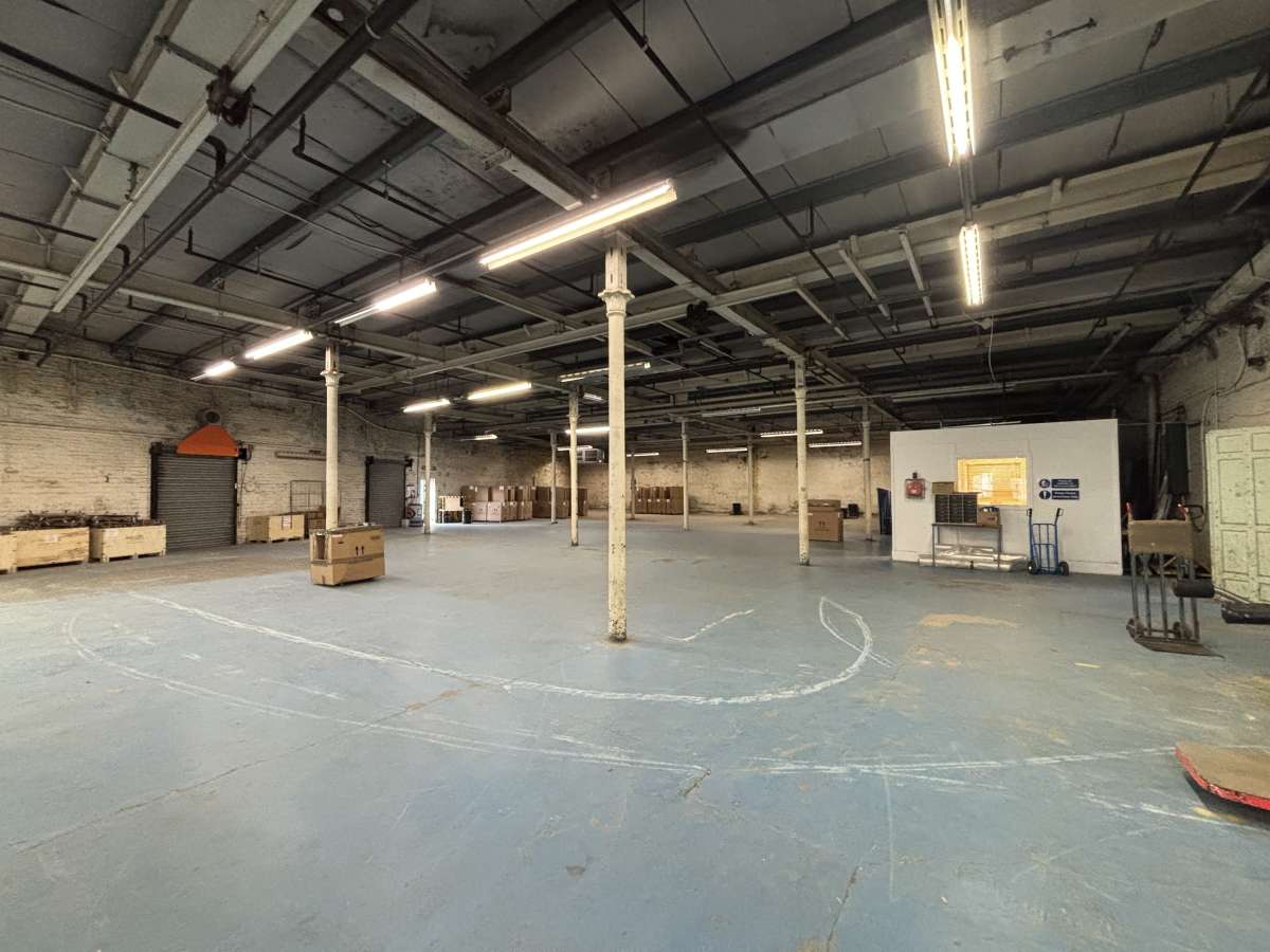 Industrial Unit in Queensbury - photo 3