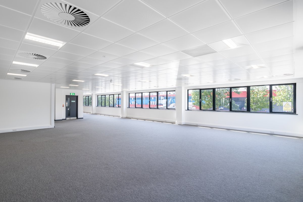 Industrial Unit in Luton - photo 3