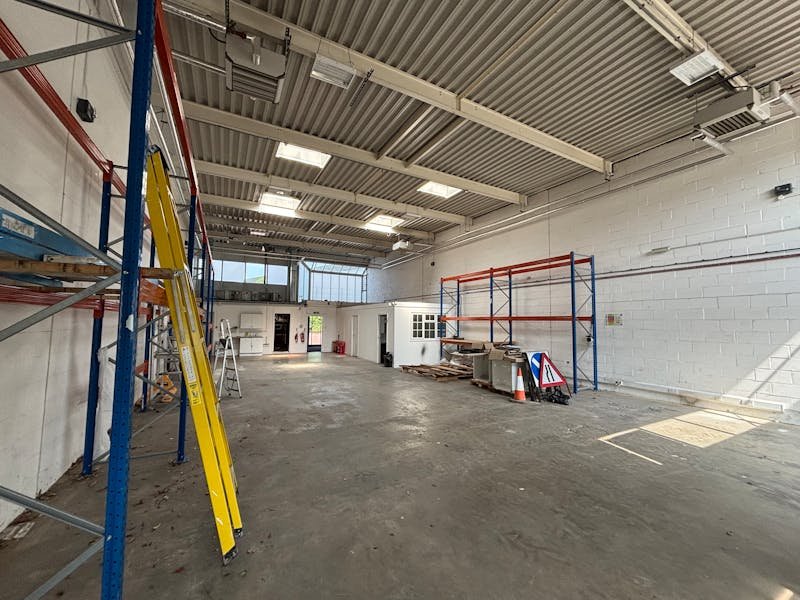 Industrial Unit in Basingstoke - photo 4