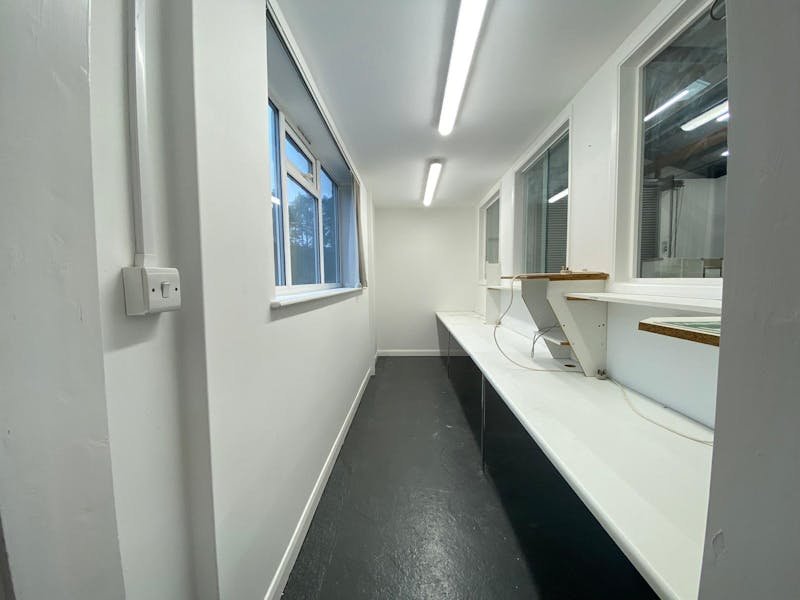 Industrial Unit in Farnham - photo 2