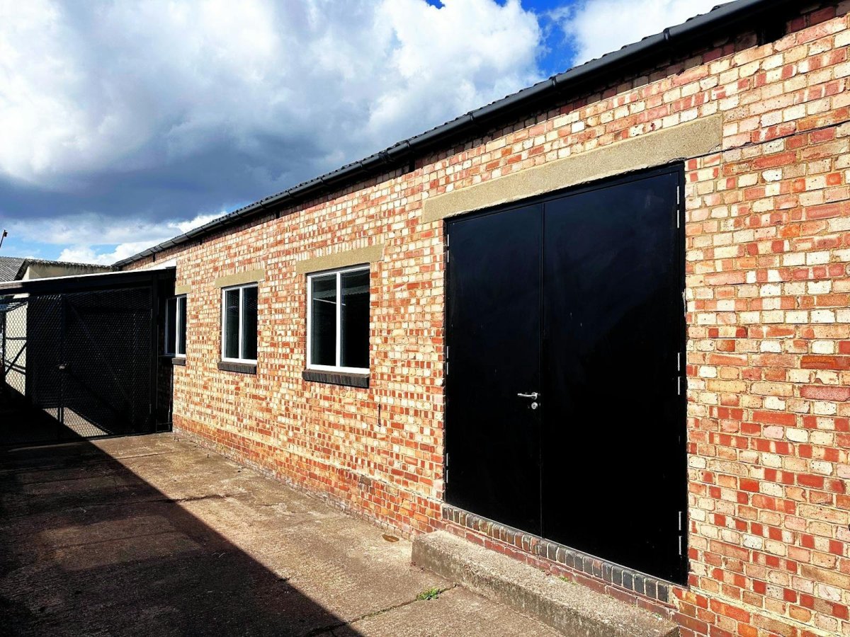 Industrial Unit in Romford - photo 2