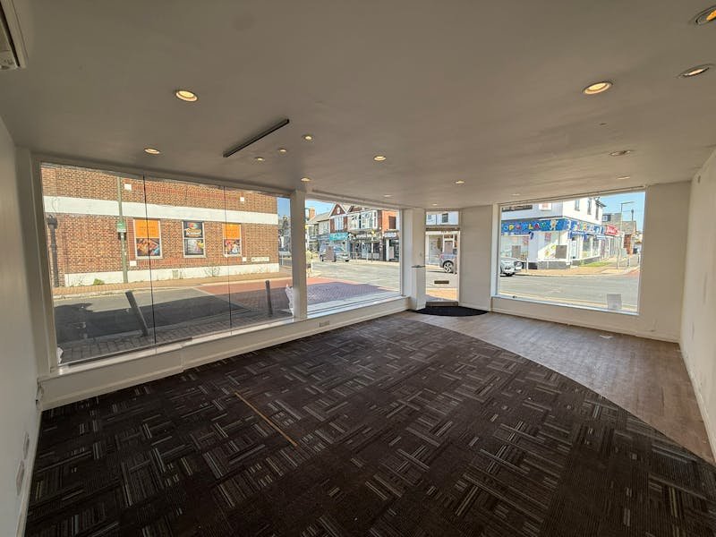Industrial Unit in Addlestone - photo 2