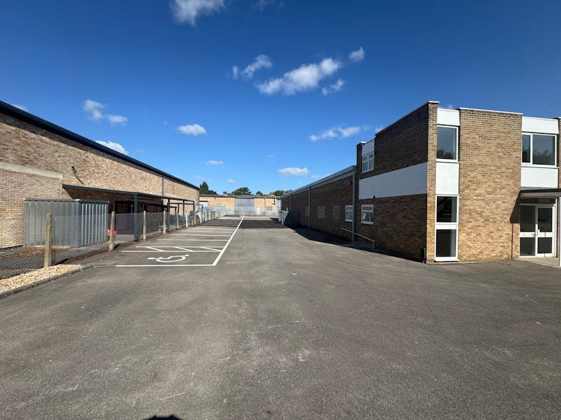 Industrial Unit in Farnborough - photo 3