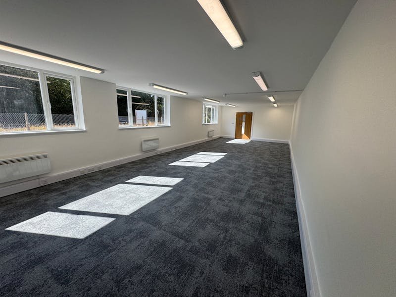 Industrial Unit in Farnborough - photo 4