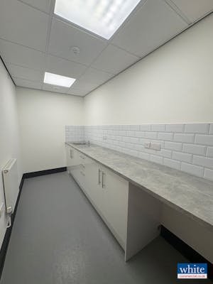 Industrial Unit in Bicester - photo 3