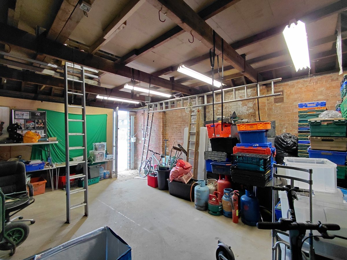 Industrial Unit in Guildford - photo 2
