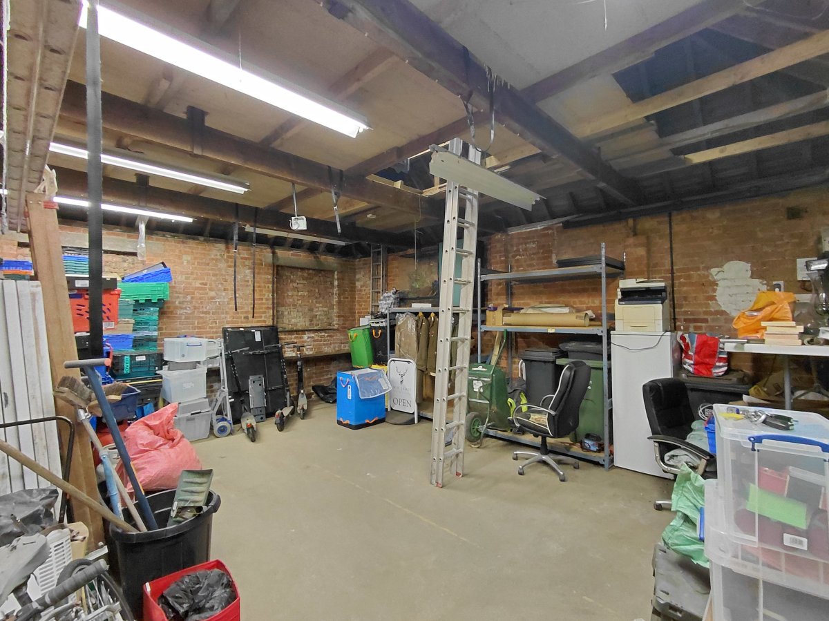 Industrial Unit in Guildford - photo 3