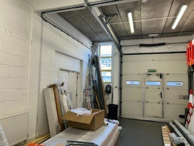 Industrial Unit in Farnnborough - photo 2