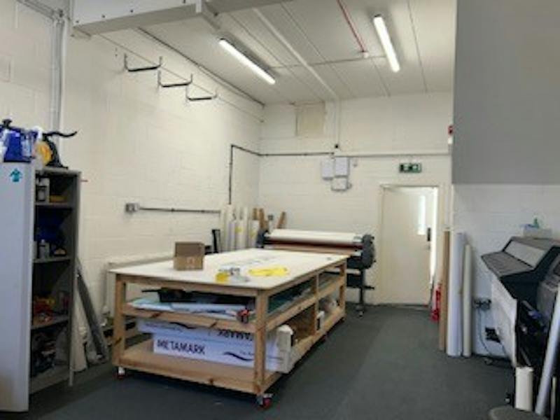 Industrial Unit in Farnnborough - photo 4