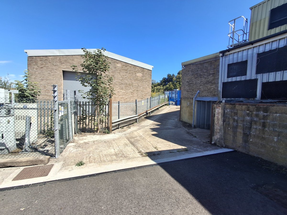 Industrial Unit in Coulsdon - photo 4