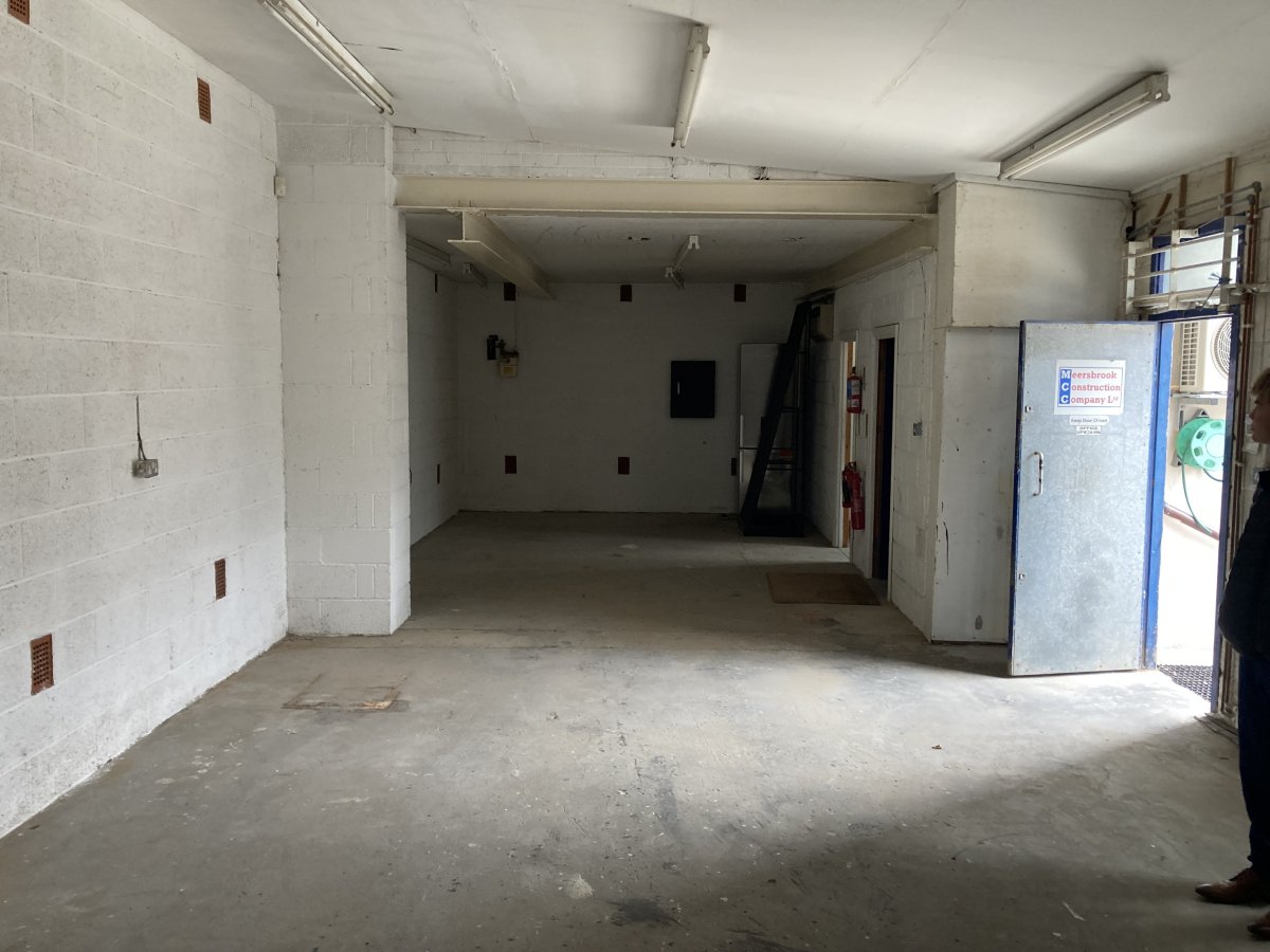 Industrial Unit in Sheffield - photo 4