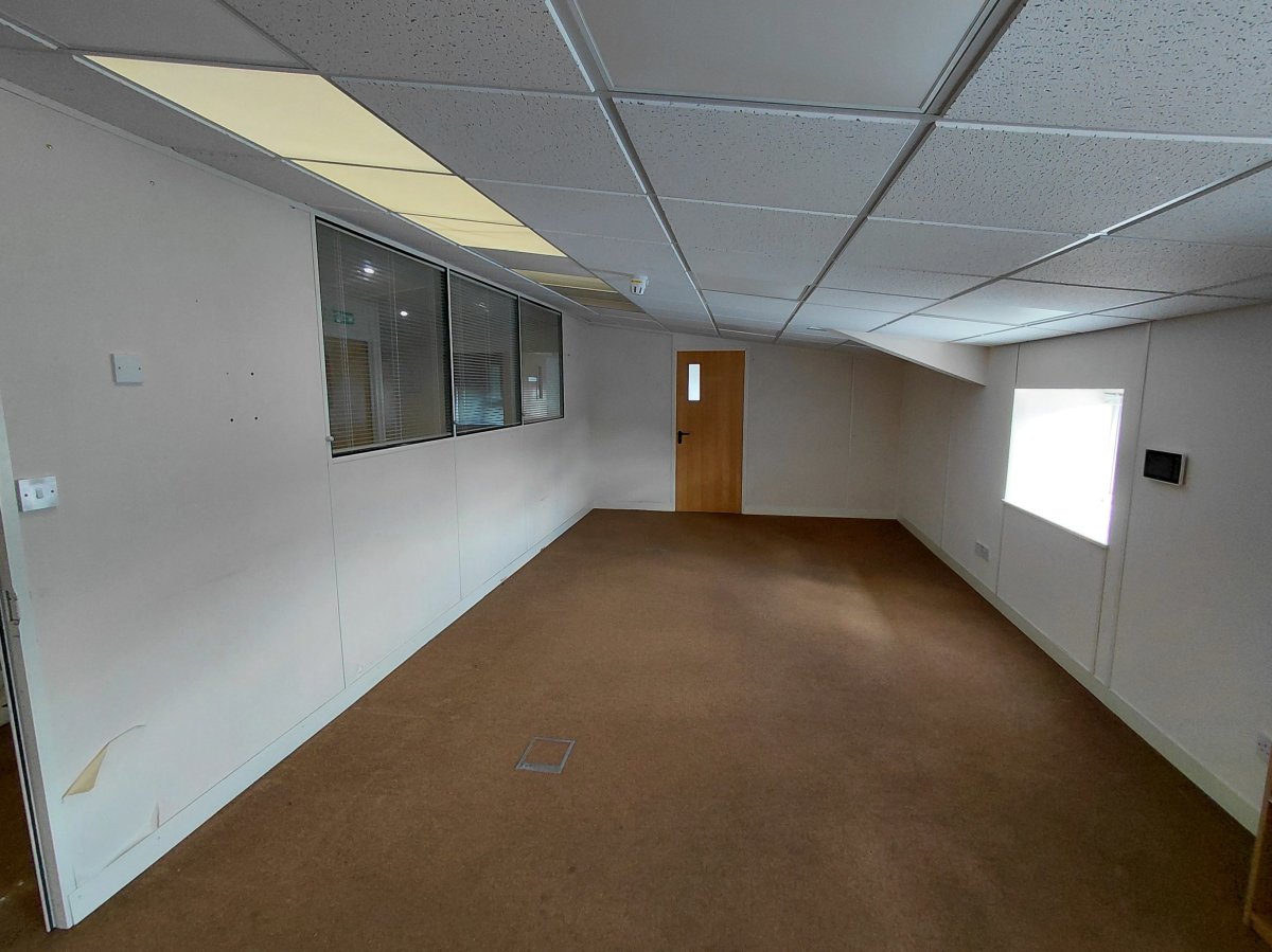 Industrial Unit in Farnham - photo 4